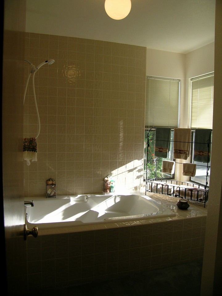 master bath tub big relaxing bath tub in master bathroom